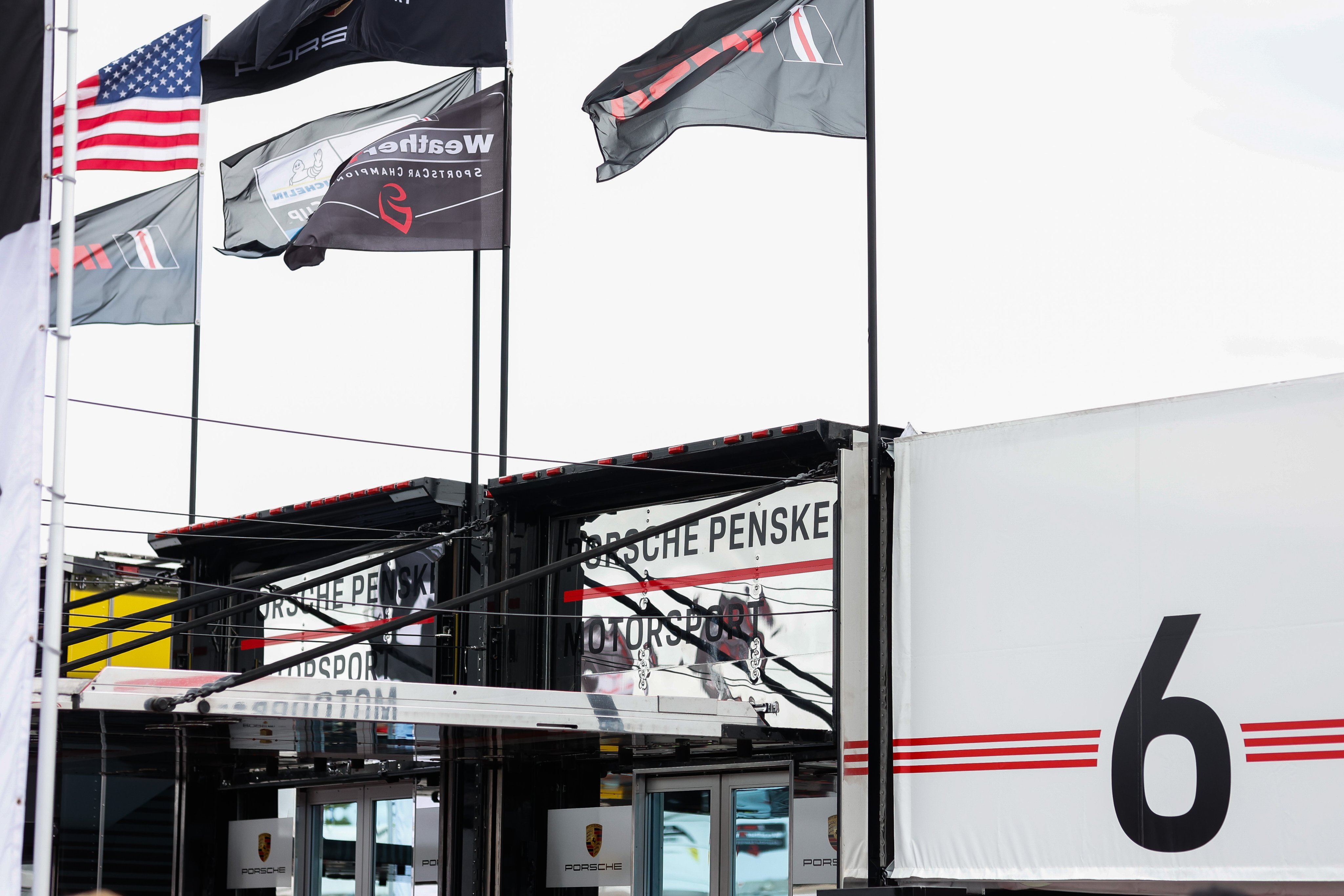 Porsche_paddock_Glen